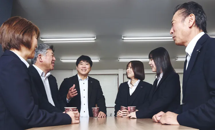 笑顔で会議を行う先輩社員