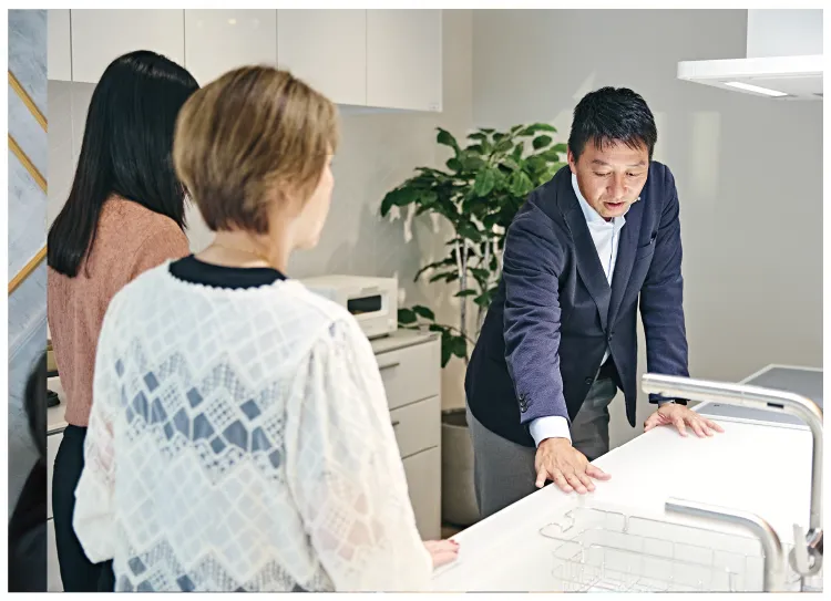 和気藹々とした雰囲気で会議を行う社員の様子